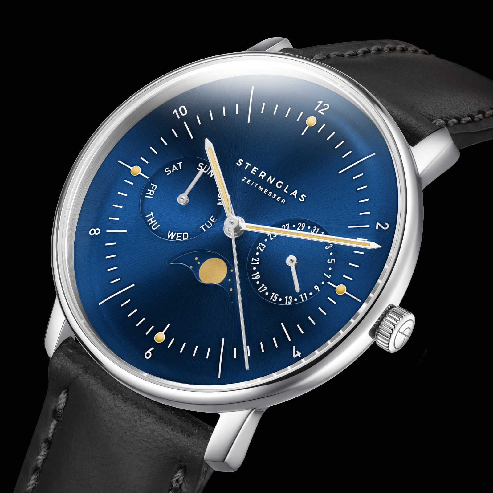 Montre homme gros plan : cadran bleu avec accents dorés et bracelet en cuir noir.