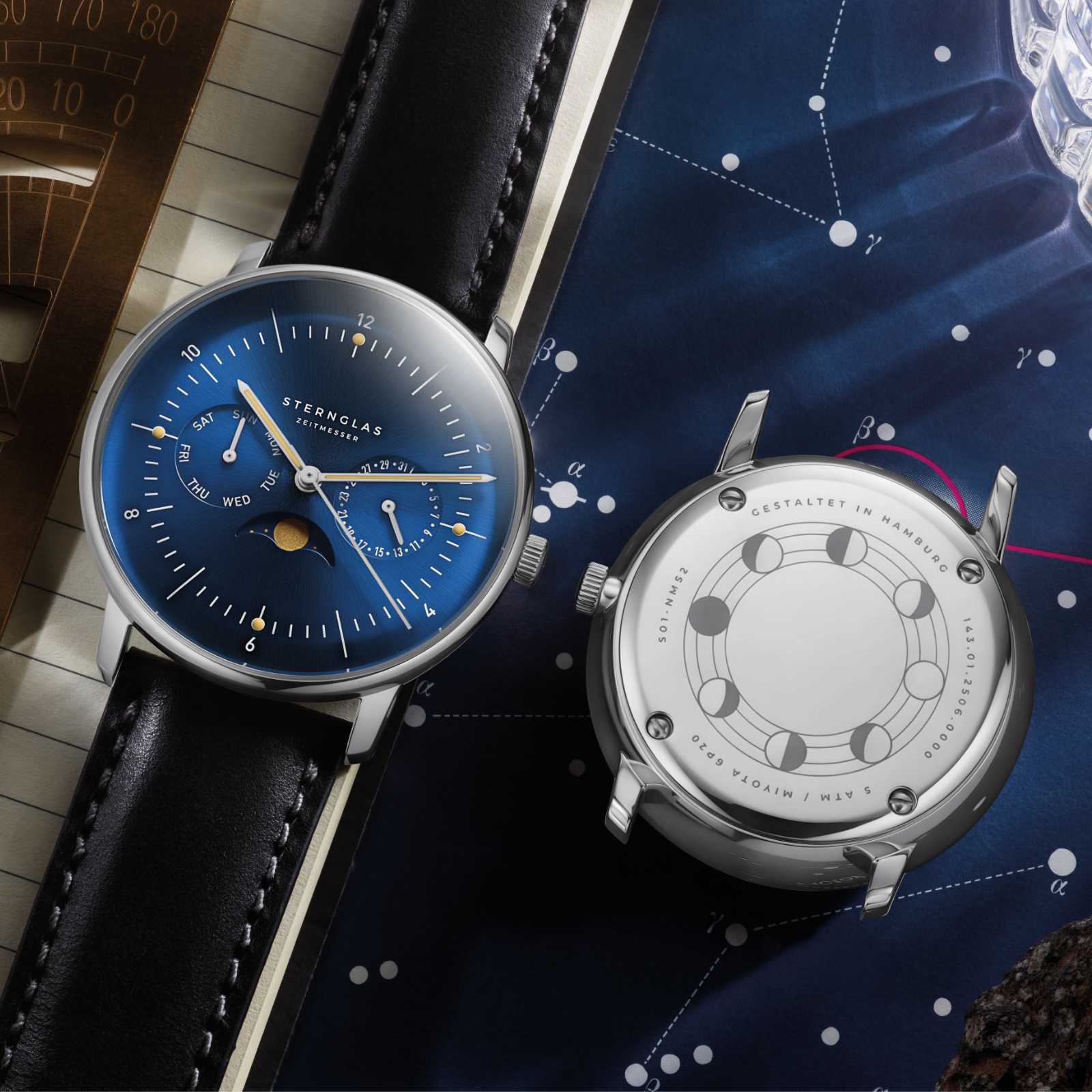 Montre homme côte à côte : cadran bleu et fond de boîtier avec gravure circulaire.