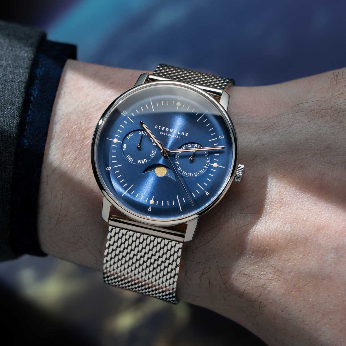 Bracelet de montre pour homme avec cadran bleu et bracelet en maille argentée au poignet