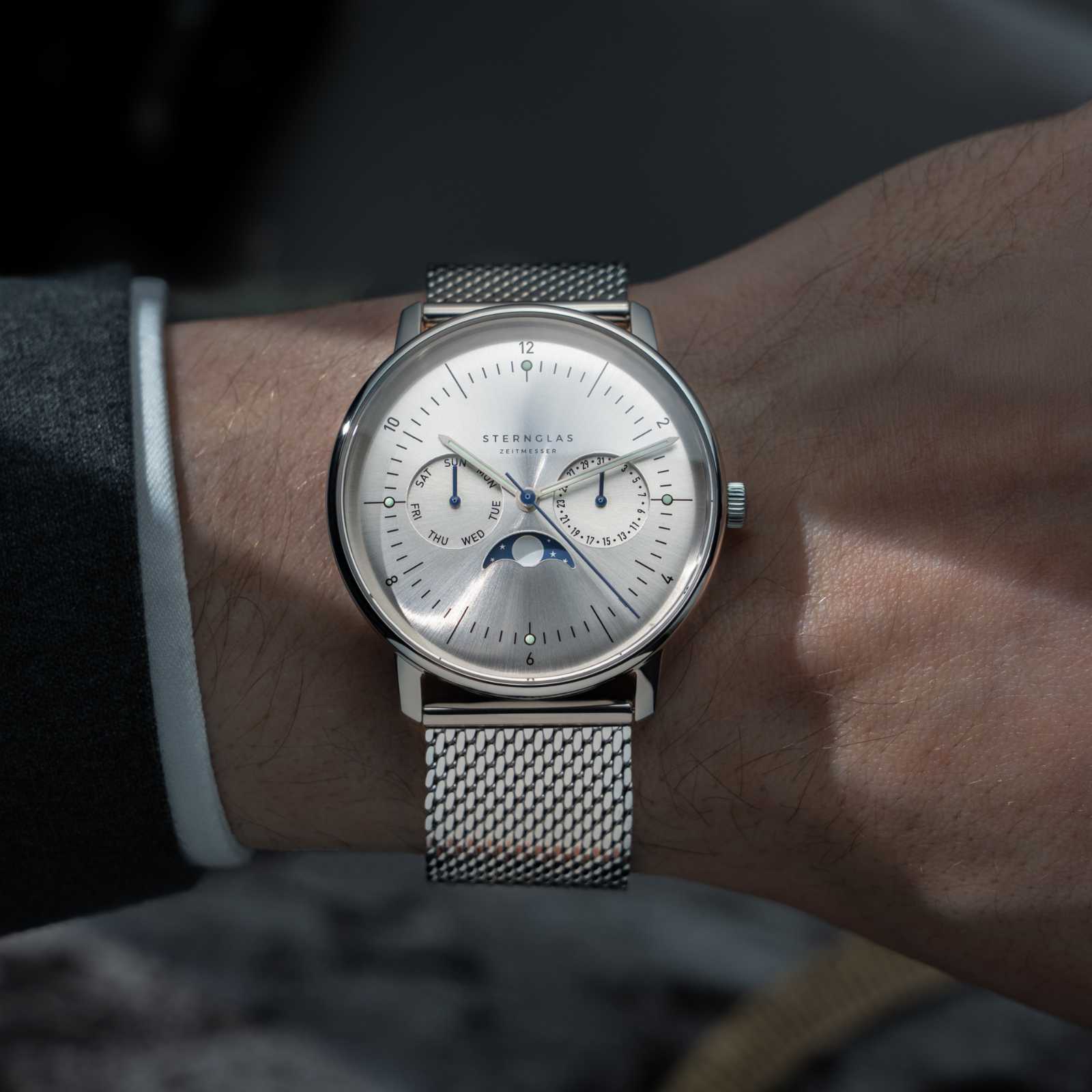 Bracelet de montre pour homme avec cadran blanc, aiguilles bleues et bracelet en maille métallique argentée
