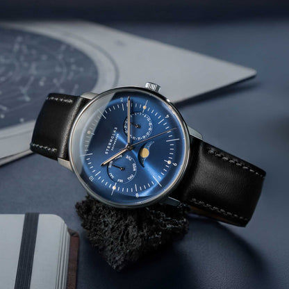 Montre homme en angle : cadran bleu, bracelet en cuir noir.