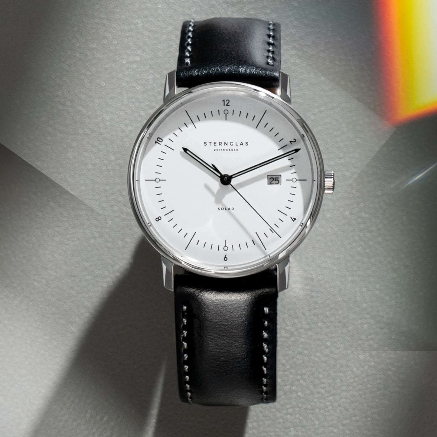 Bracelet avec bracelet en cuir noir, boîtier argenté et cadran blanc