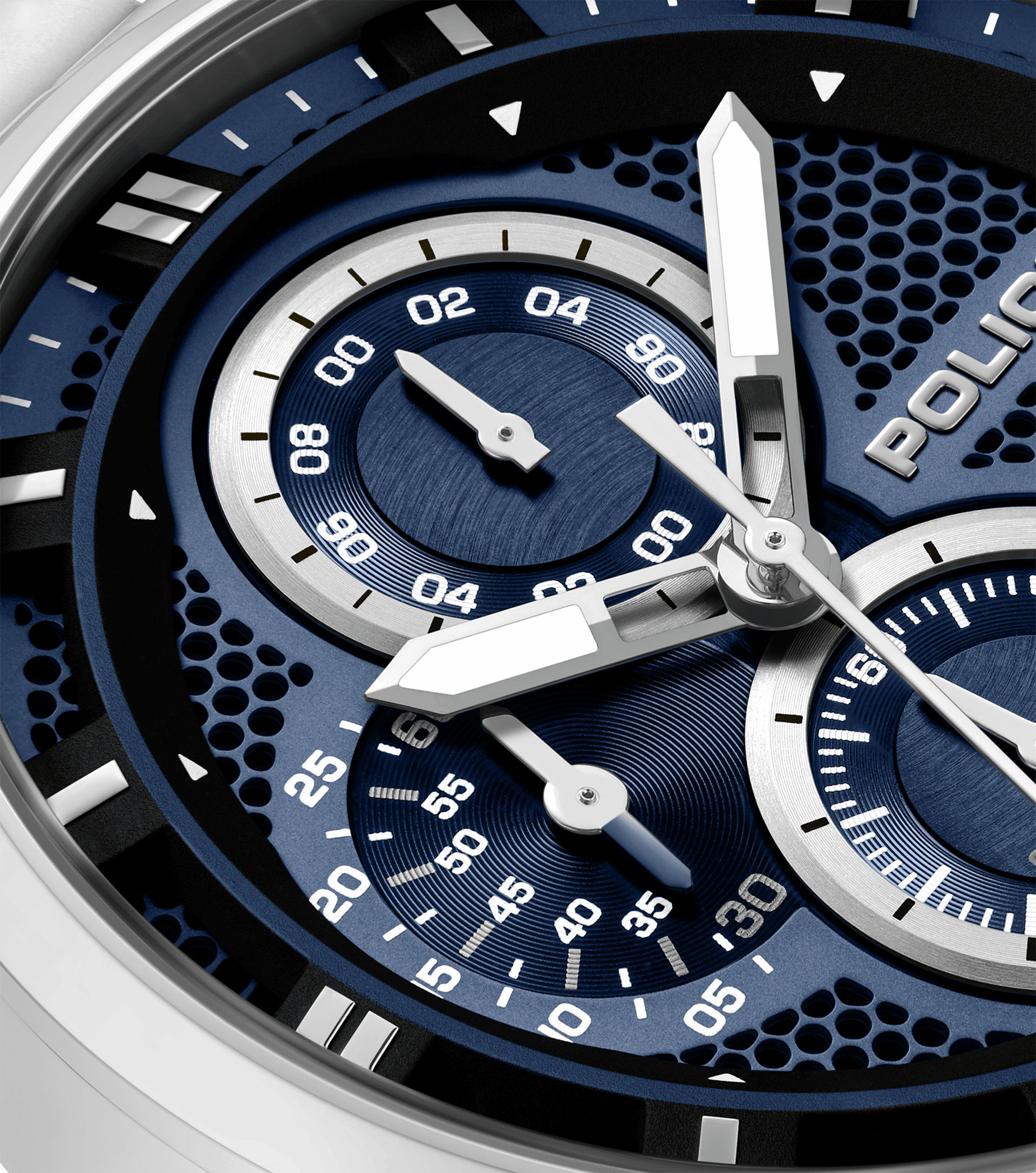 Detailansicht der Herrenuhr: blaues Zifferblatt, weiße Skalen, Zeiger und Edelstahlgehäuse