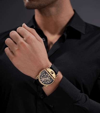 Herrenarmbanduhr am Handgelenk mit schwarzem Silikonarmband und goldfarbener Lünette