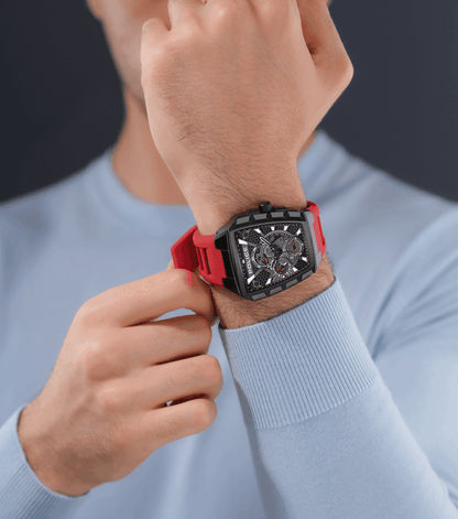 Herrenuhr am Handgelenk, rotes Silikonarmband und schwarzes Multifunktions-Zifferblatt.