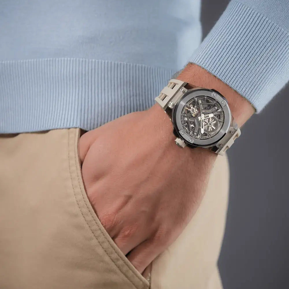 Herrenuhr am Handgelenk, Skelett-Zifferblatt und helles Silikonarmband