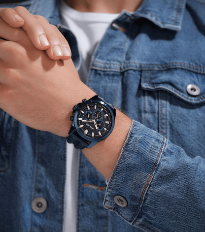 Herrenuhr am Handgelenk: blaues Zifferblatt, Chronograph, blaues Silikonarmband