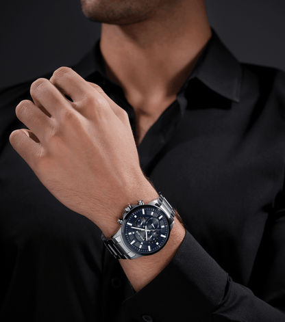 Herrenuhr am Handgelenk eines Mannes, blaues Zifferblatt, Edelstahlarmband