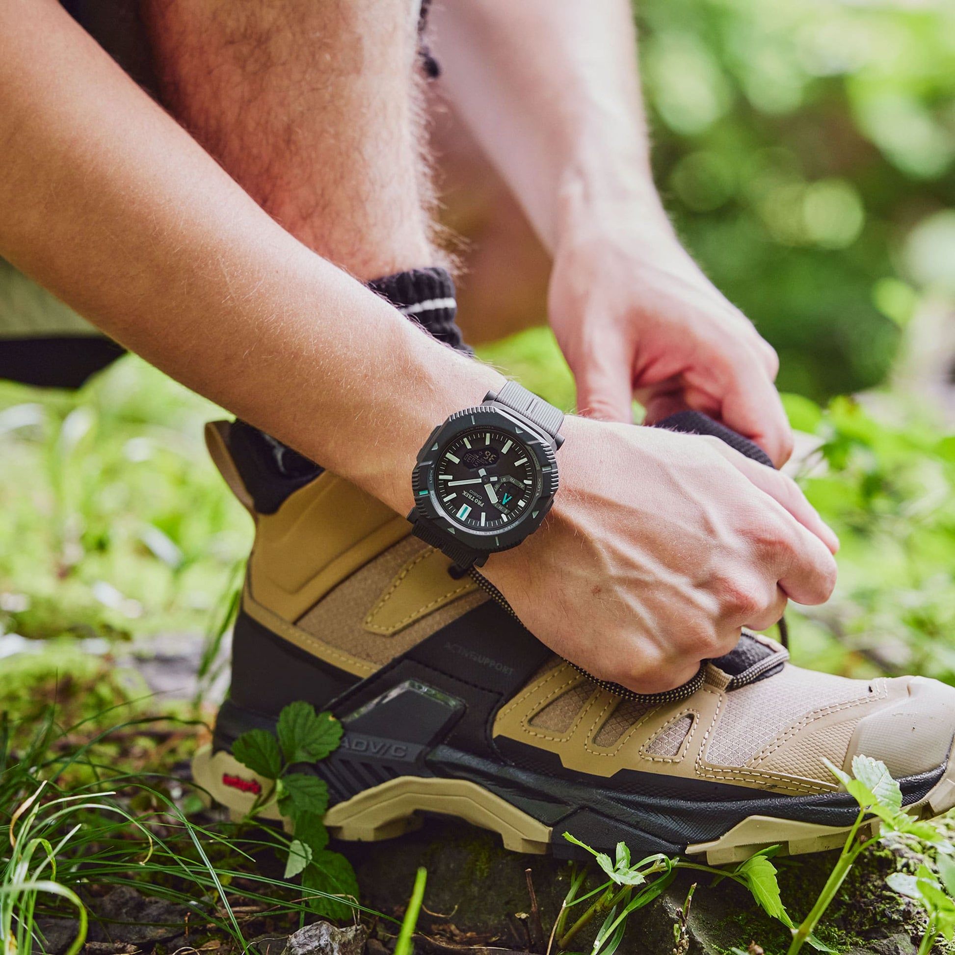 Casio Pro Trek Uhr am Handgelenk mit schwarzem Armband und Leuchtziffern