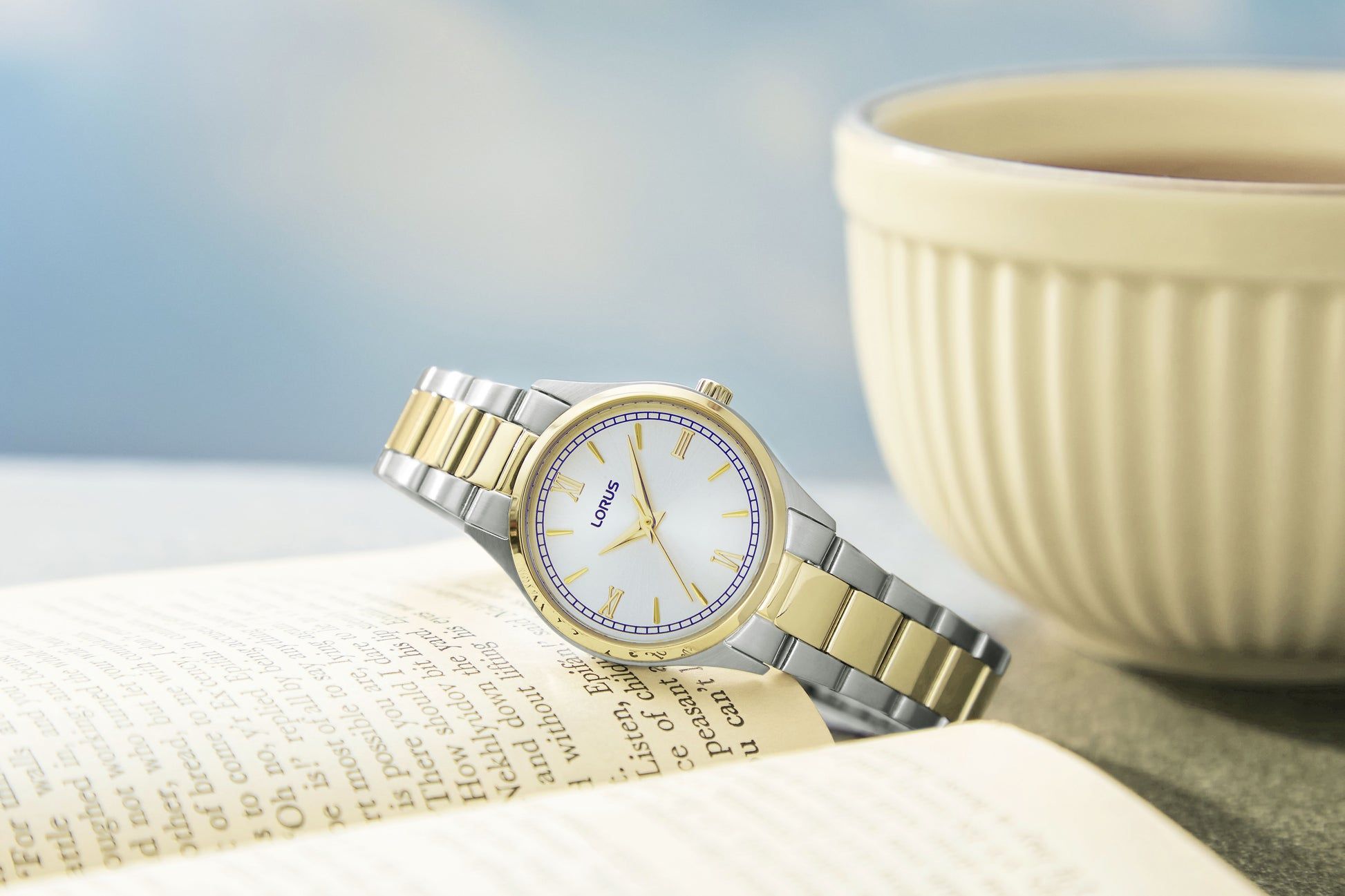 Lorus Damenuhr mit silber-goldenem Armband, weißem Zifferblatt und Mineralglas