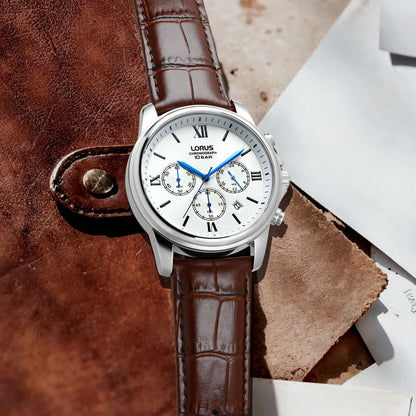 Lorus Herren-Armbanduhr mit braunem Lederband und Chronographenzifferblatt, seitliche Ansicht