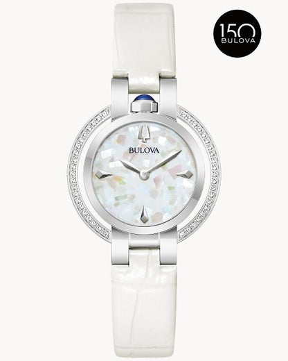 Bulova Damenuhr mit weißem Lederarmband, silbernem Gehäuse und funkelnder Lünette