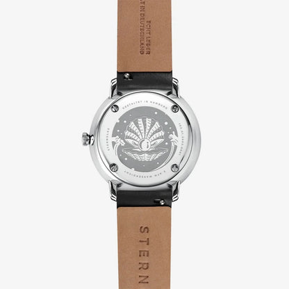 Montre pour femme avec boîtier argenté, bracelet en cuir marron et gravure au dos