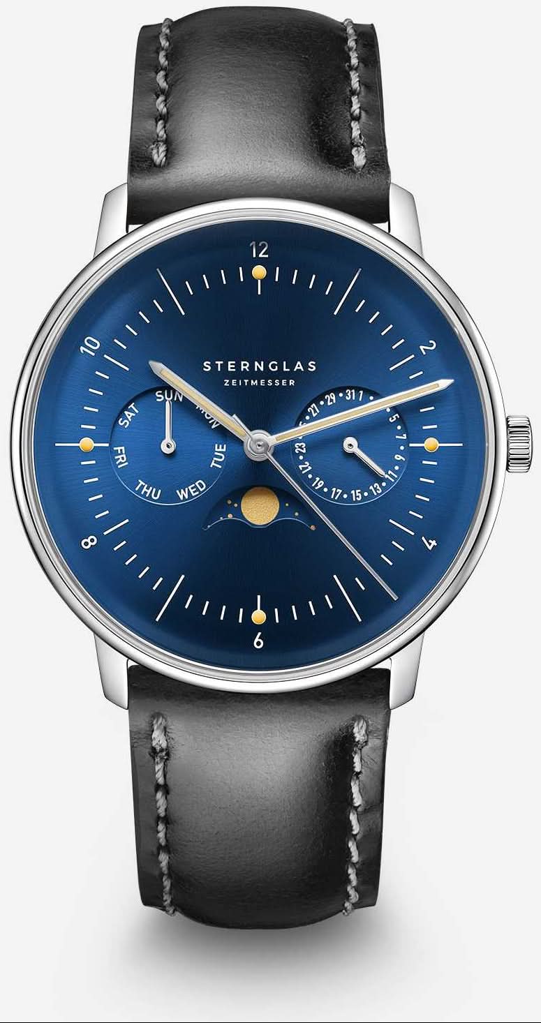 Montre homme avec cadran bleu et bracelet en cuir noir, boîtier argenté.