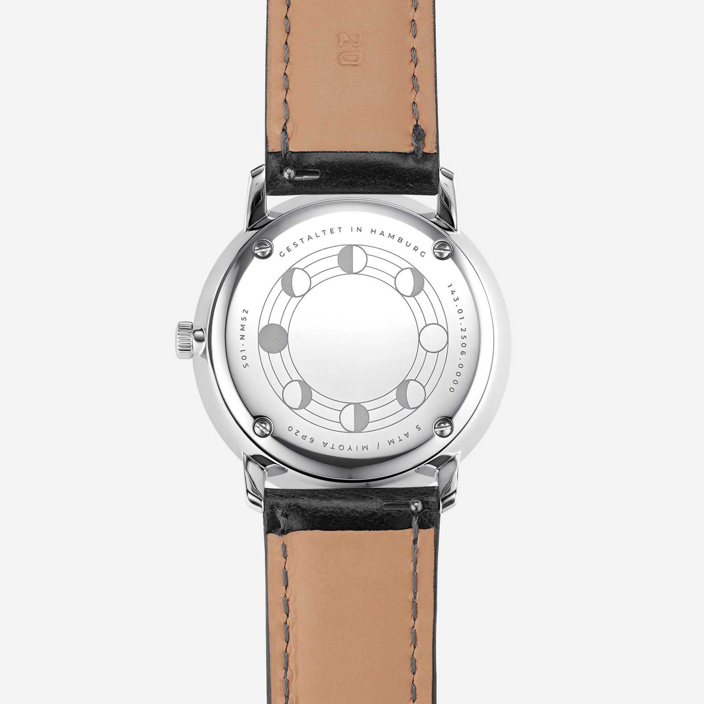 Fond de montre pour homme avec gravure circulaire et bracelet en cuir noir.
