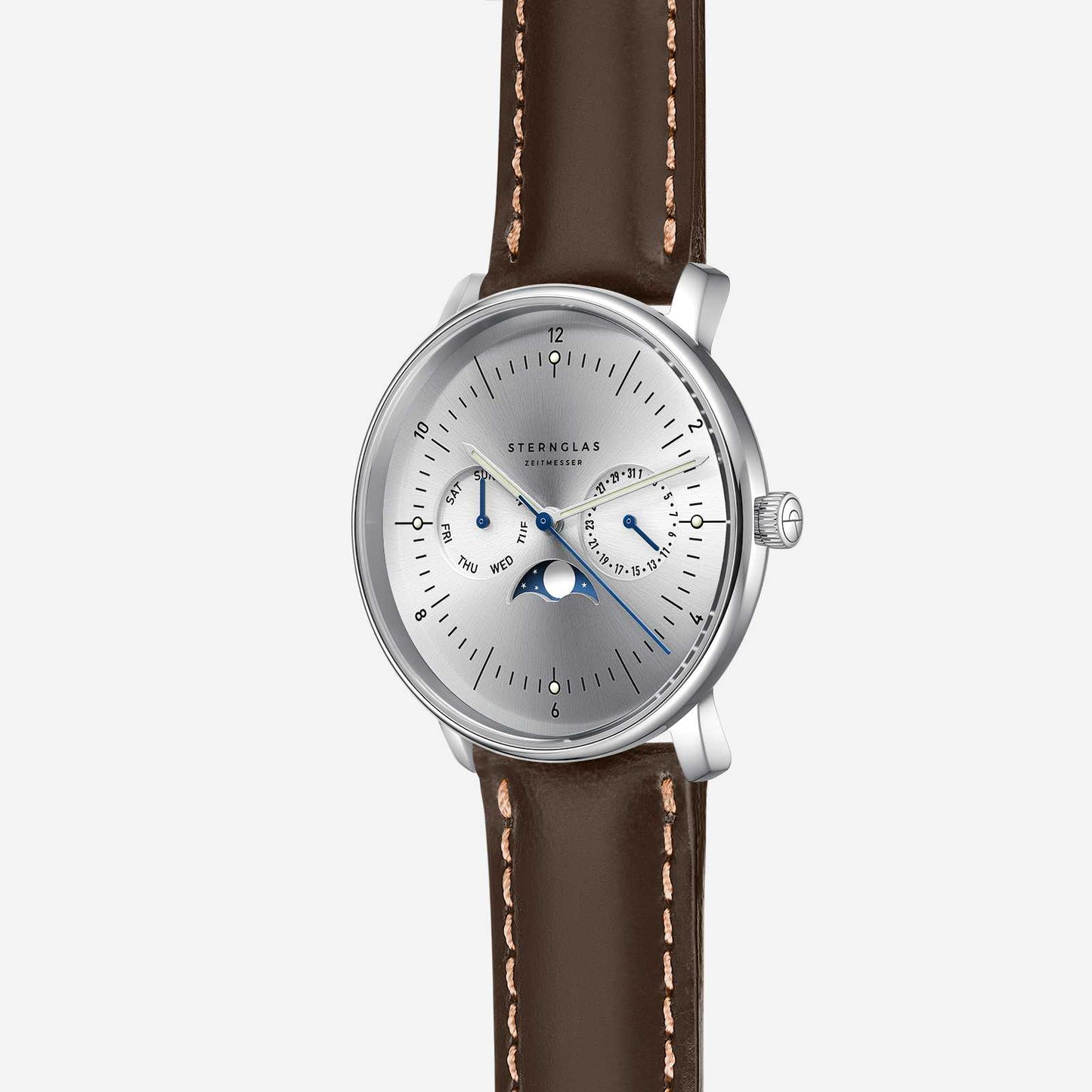 Montre Sternglas pour homme avec bracelet en cuir marron, boîtier argenté et compteurs bleus.