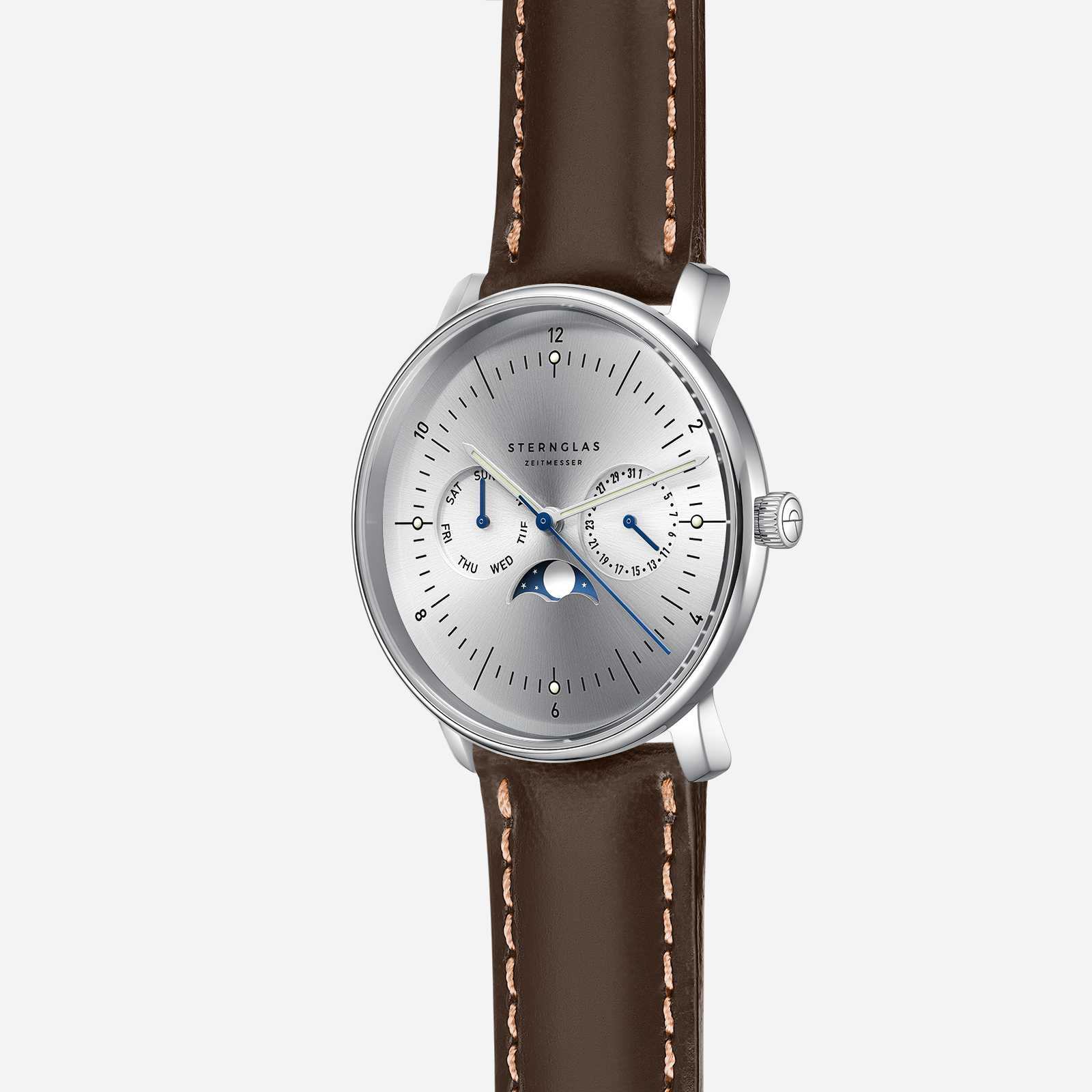Montre Sternglas pour homme avec bracelet en cuir marron, boîtier argenté et compteurs bleus.