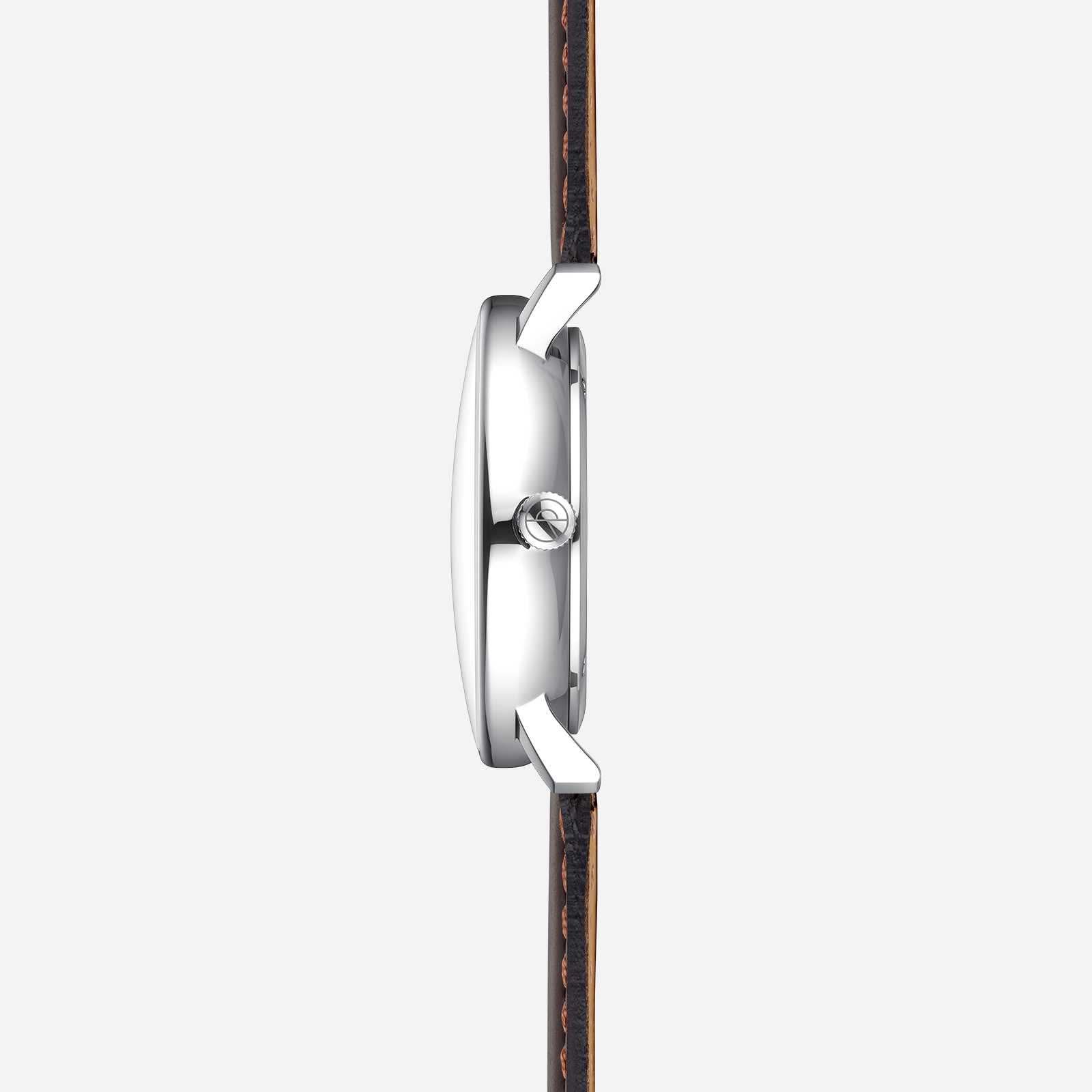 Vue de côté d'une montre Sternglas pour homme avec boîtier argenté et bracelet en cuir marron.