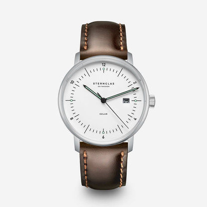 Montre avec bracelet en cuir marron foncé, boîtier rond argenté et cadran blanc.