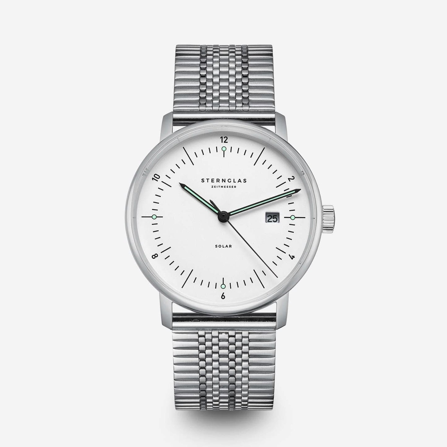Montre avec bracelet milanais en métal argenté, boîtier rond et cadran blanc.