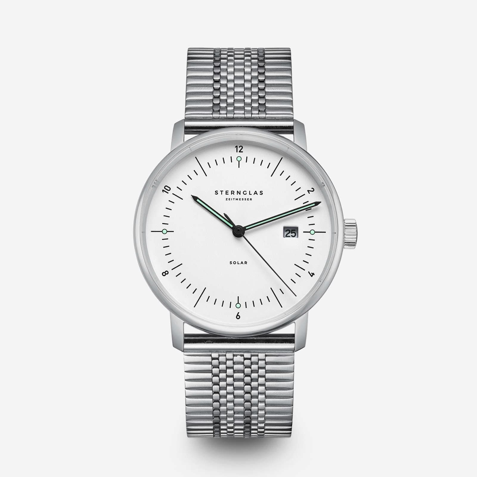 Montre avec bracelet milanais en métal argenté, boîtier rond et cadran blanc.