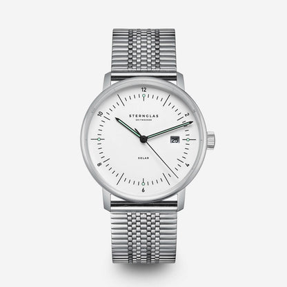 Montre avec bracelet milanais en métal argenté, boîtier rond et cadran blanc.