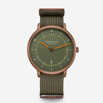 Montre unisexe avec boîtier rond, cadran vert et bracelet textile kaki.