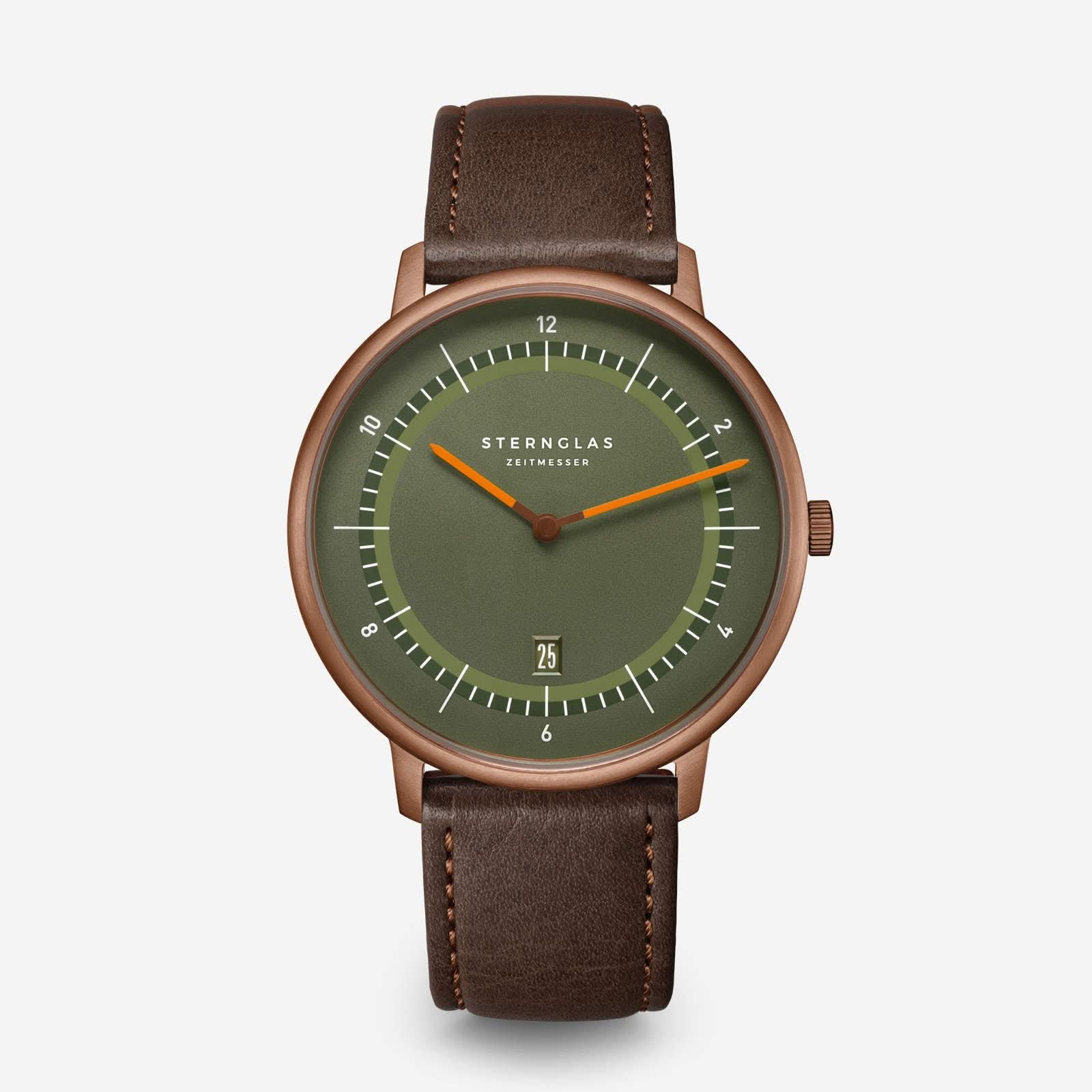 Montre unisexe avec boîtier rond, cadran vert et bracelet en cuir marron.