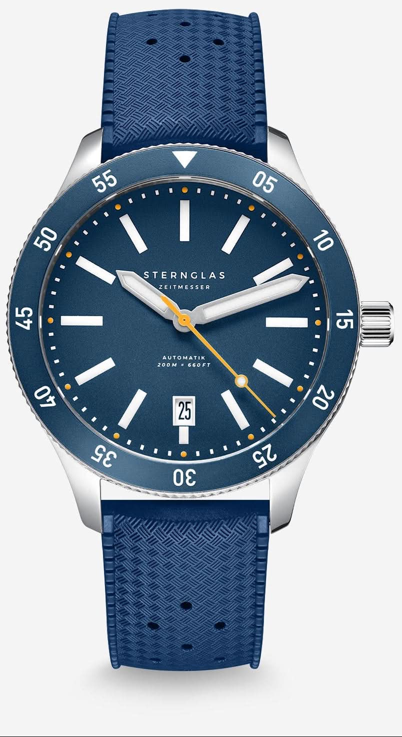 Montre pour homme avec cadran bleu, boîtier argenté et bracelet en cuir bleu.
