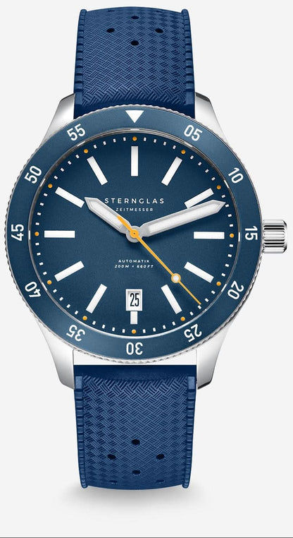 Montre pour homme avec cadran bleu, boîtier argenté et bracelet en cuir bleu.