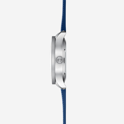 Montre bracelet pour homme, vue de côté : boîtier argenté avec couronne et bracelet bleu.