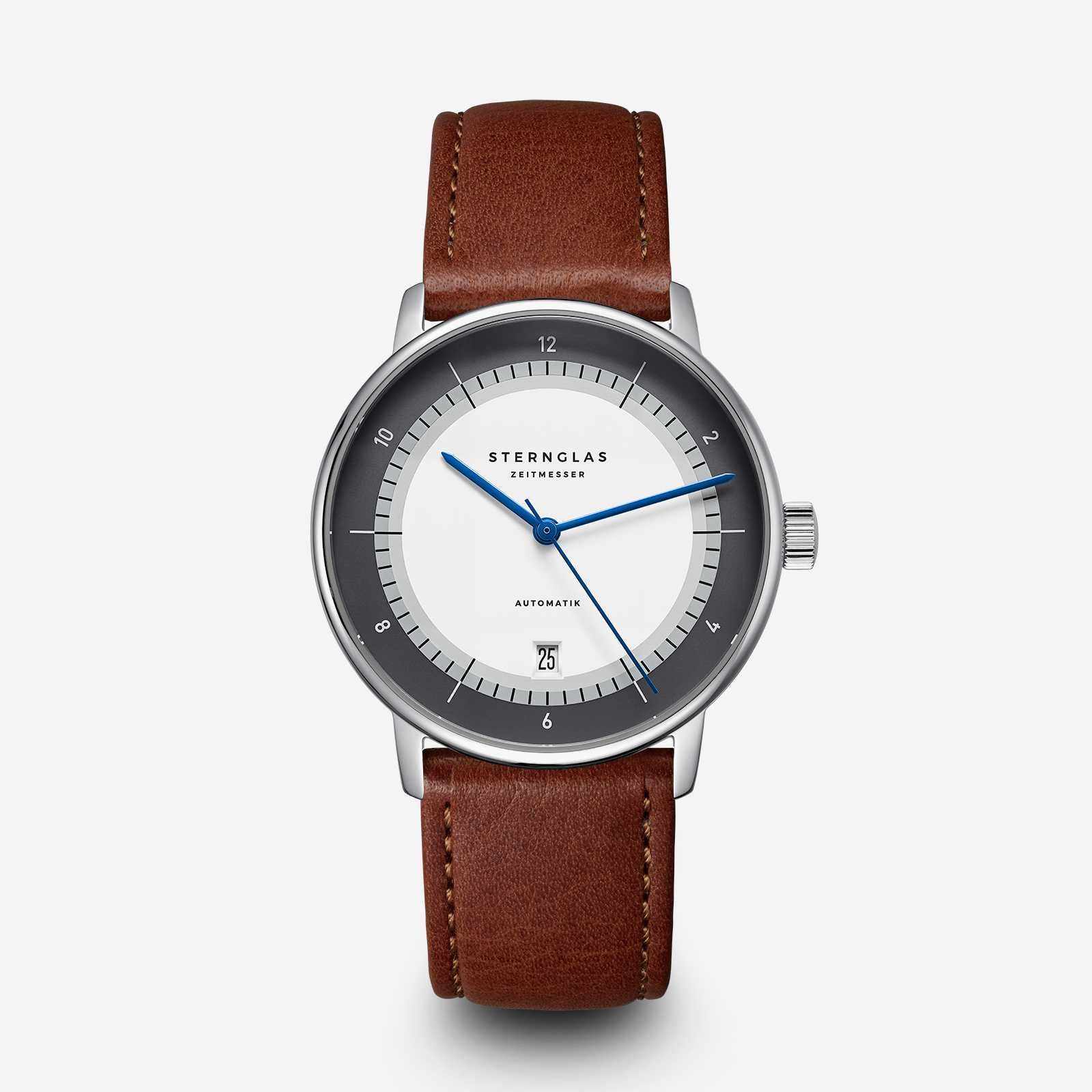 Montre homme avec boîtier rond en acier, cadran blanc, aiguilles bleues et bracelet en cuir marron