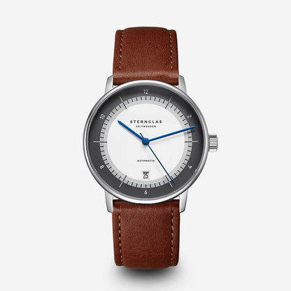 Montre homme avec boîtier rond en acier, cadran blanc, aiguilles bleues et bracelet en cuir marron