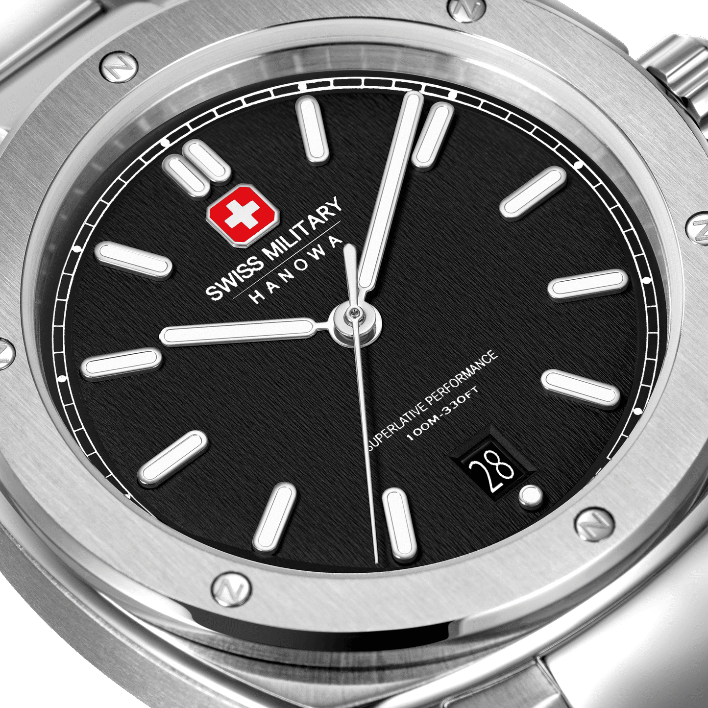 Nahaufnahme Herrenarmbanduhr: schwarzes Zifferblatt, rote Swiss-Marke, Stabindexe und Datum „28“