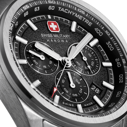 Detailansicht Chronographen: schwarzes Zifferblatt mit Subdials, Tachymeter-Skala