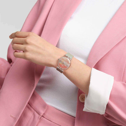Analoge Swatch-Armbanduhr am Handgelenk mit transparentem Gehäuse und buntem Armband