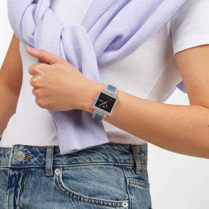 Armbanduhr am Handgelenk: blaues Armband, schwarzes Zifferblatt, transparentes Gehäuse