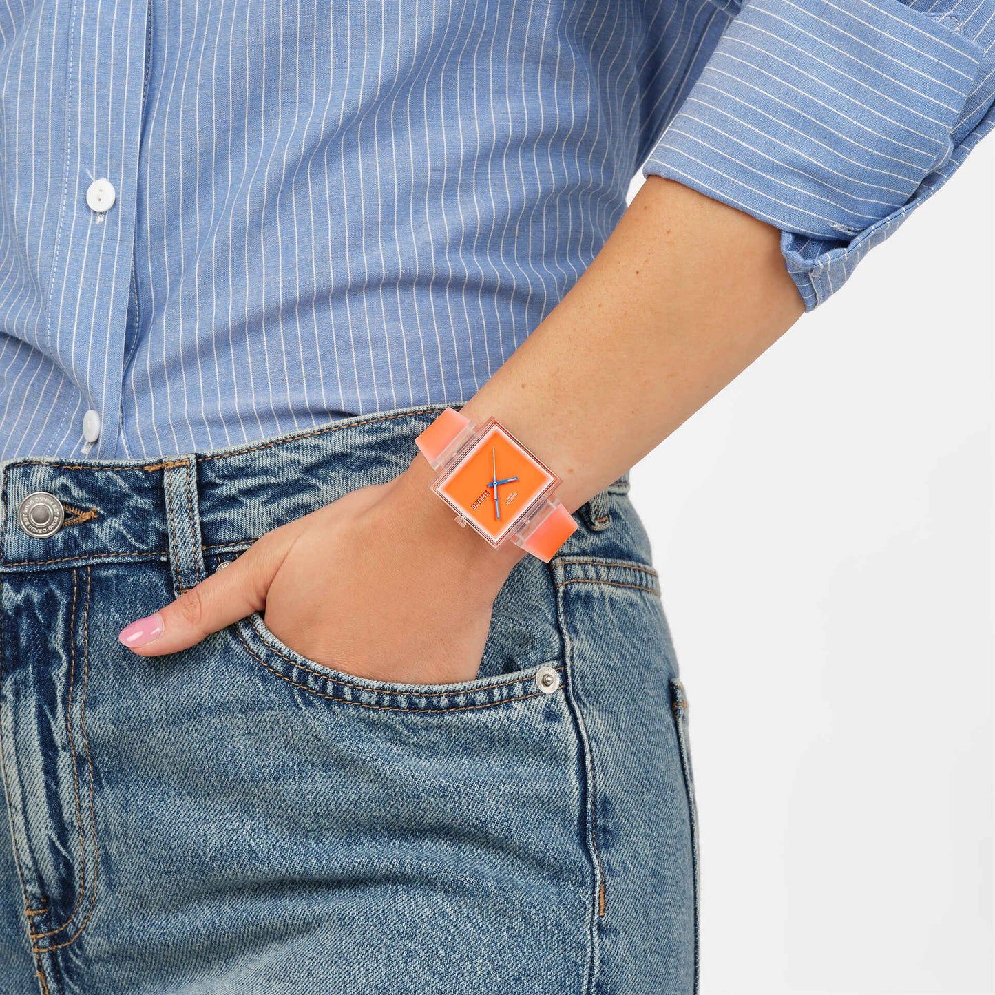 Neonorange Armbanduhr am Handgelenk mit transparentem Gehäuse und blauem Sekundenzeiger