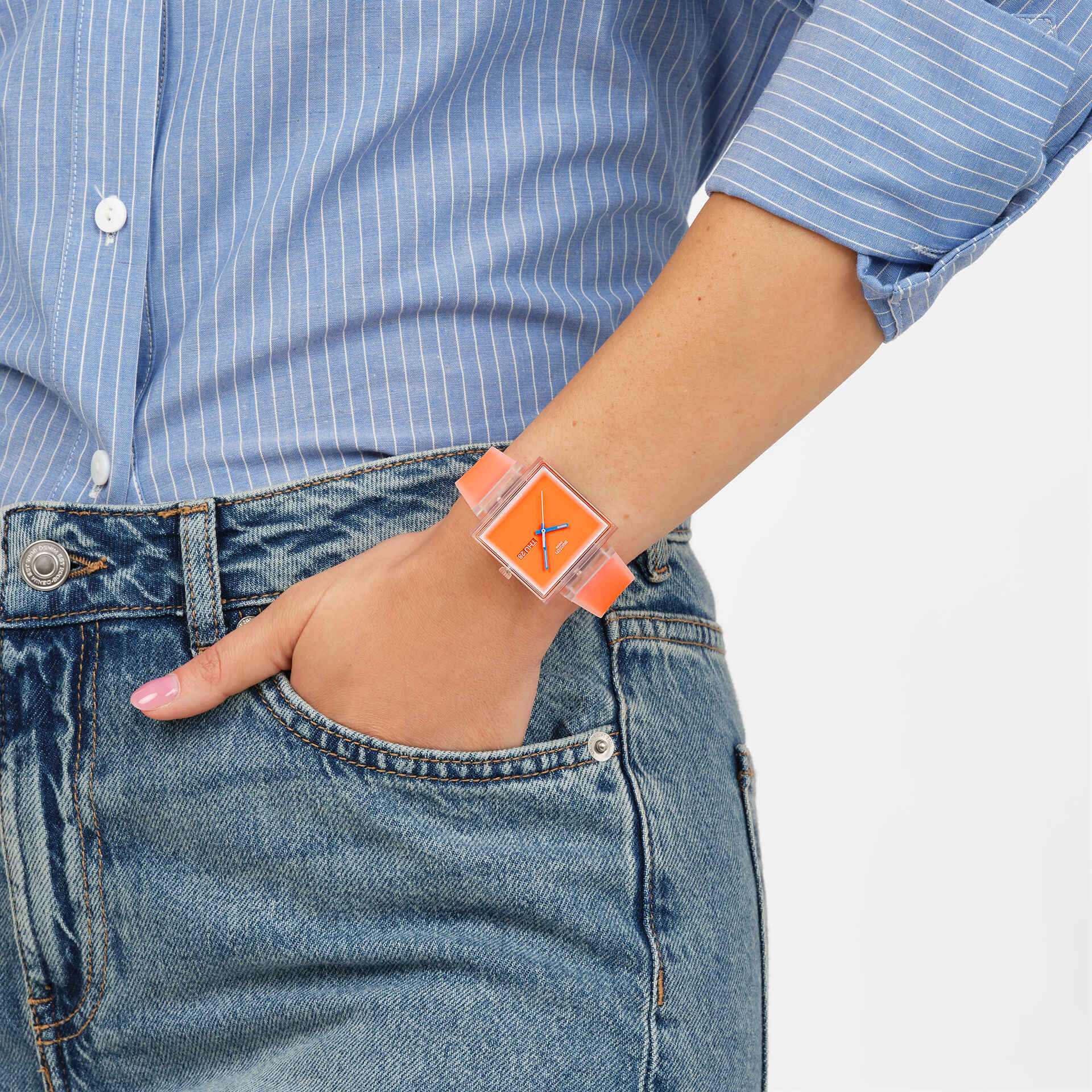 Neonorange Armbanduhr am Handgelenk mit transparentem Gehäuse und blauem Sekundenzeiger