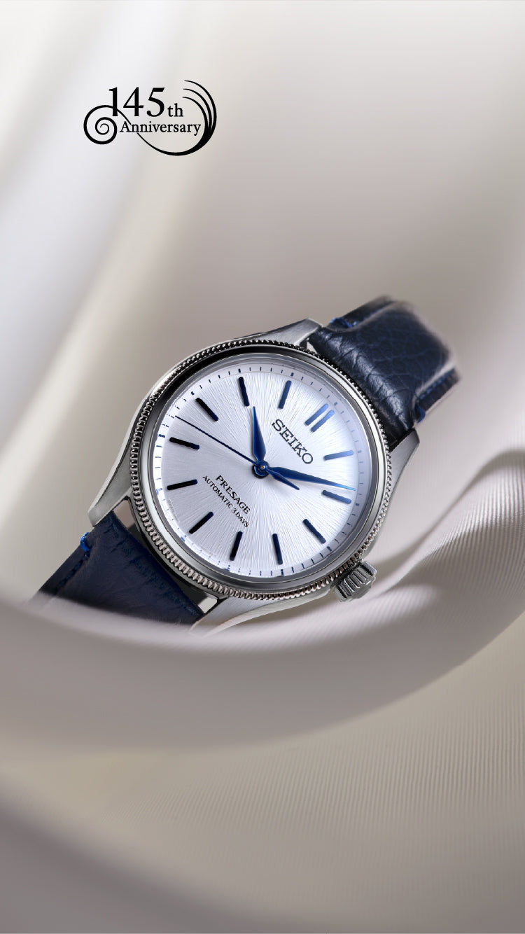Seiko Presage Herrenuhr seitlich mit blauem Lederarmband und weißem Zifferblatt, Automatikuhr
