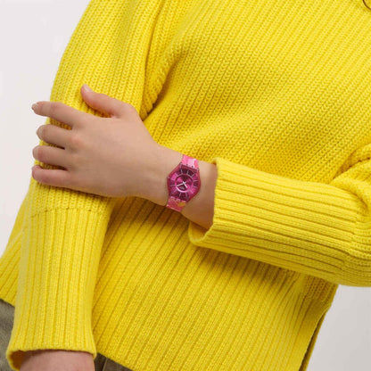 Swatch Damenuhr am Handgelenk mit pinkem Armband und Rundzifferblatt mit Indizes