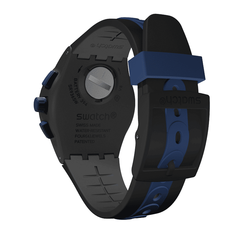 Rückseite der Chronograph-Uhr mit schwarzem Gehäuse und blauem Kunststoffarmband.
