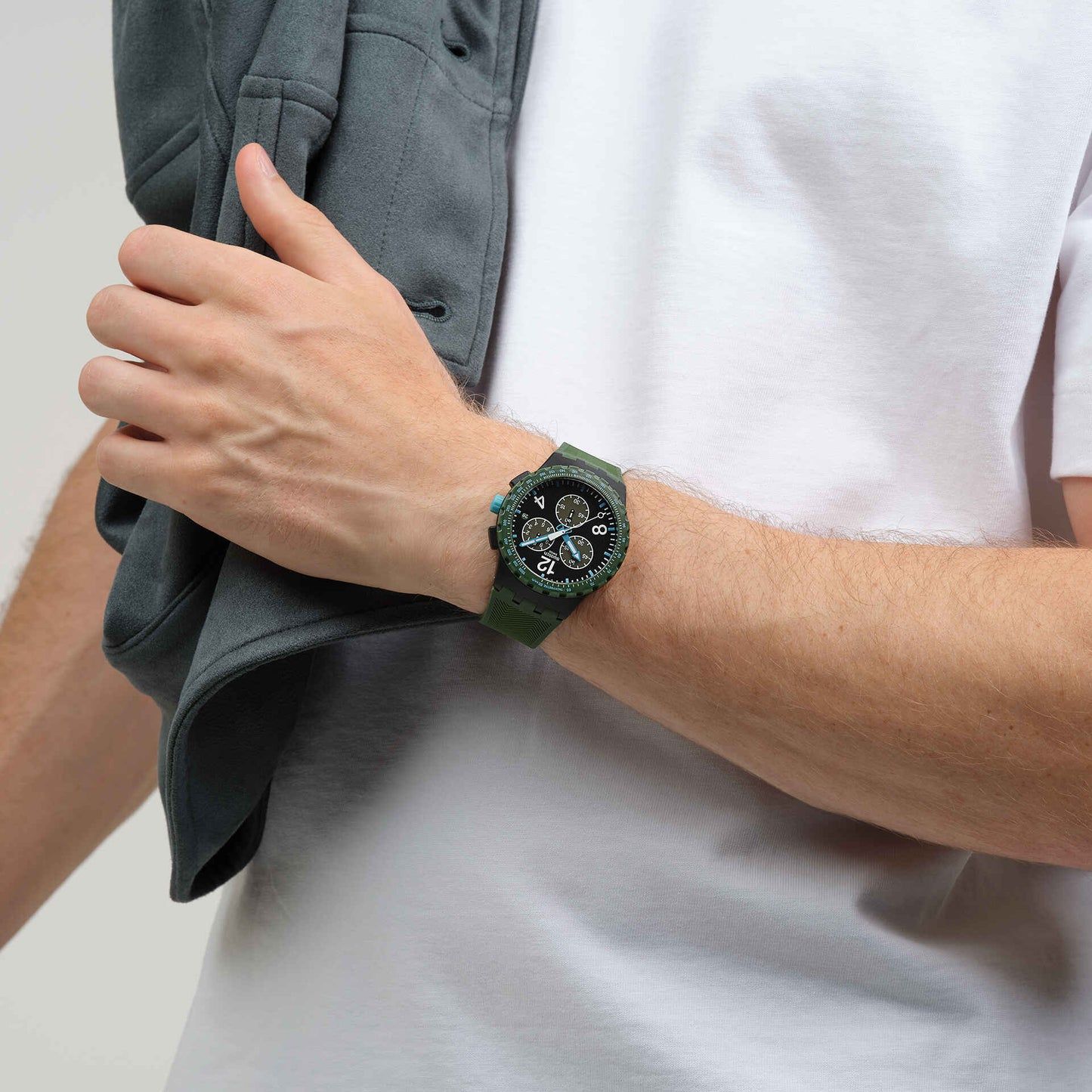 Olivgrüne Chronograph-Armbanduhr am Handgelenk, schwarzes Zifferblatt mit Chrono-Zählern