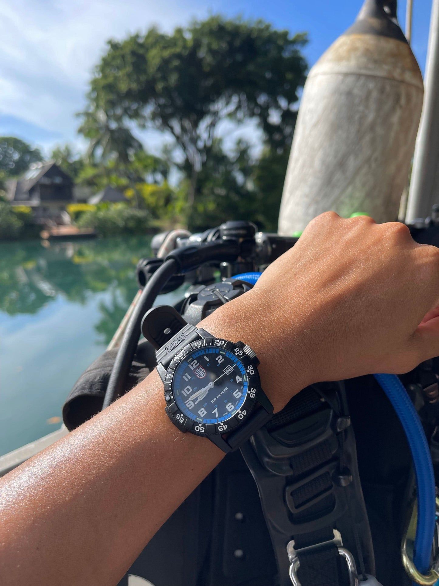 Montre Luminox pour homme avec cadran noir et bracelet en cuir