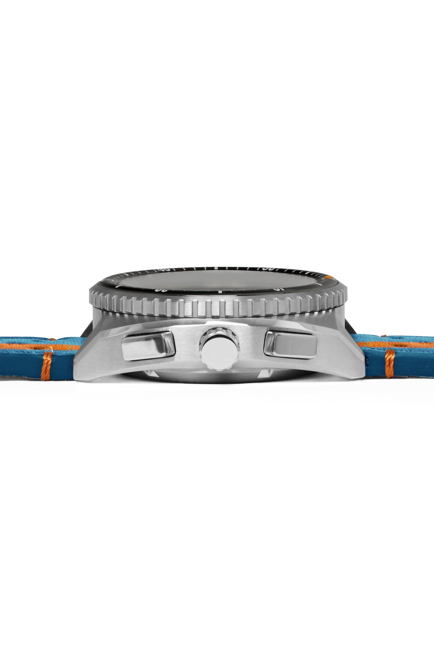 Vue latérale d'une montre-bracelet : lunette moletée et couronne