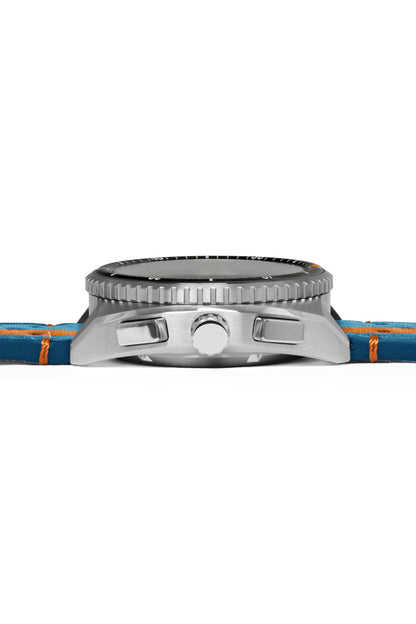 Vue latérale d'une montre-bracelet : lunette moletée et couronne