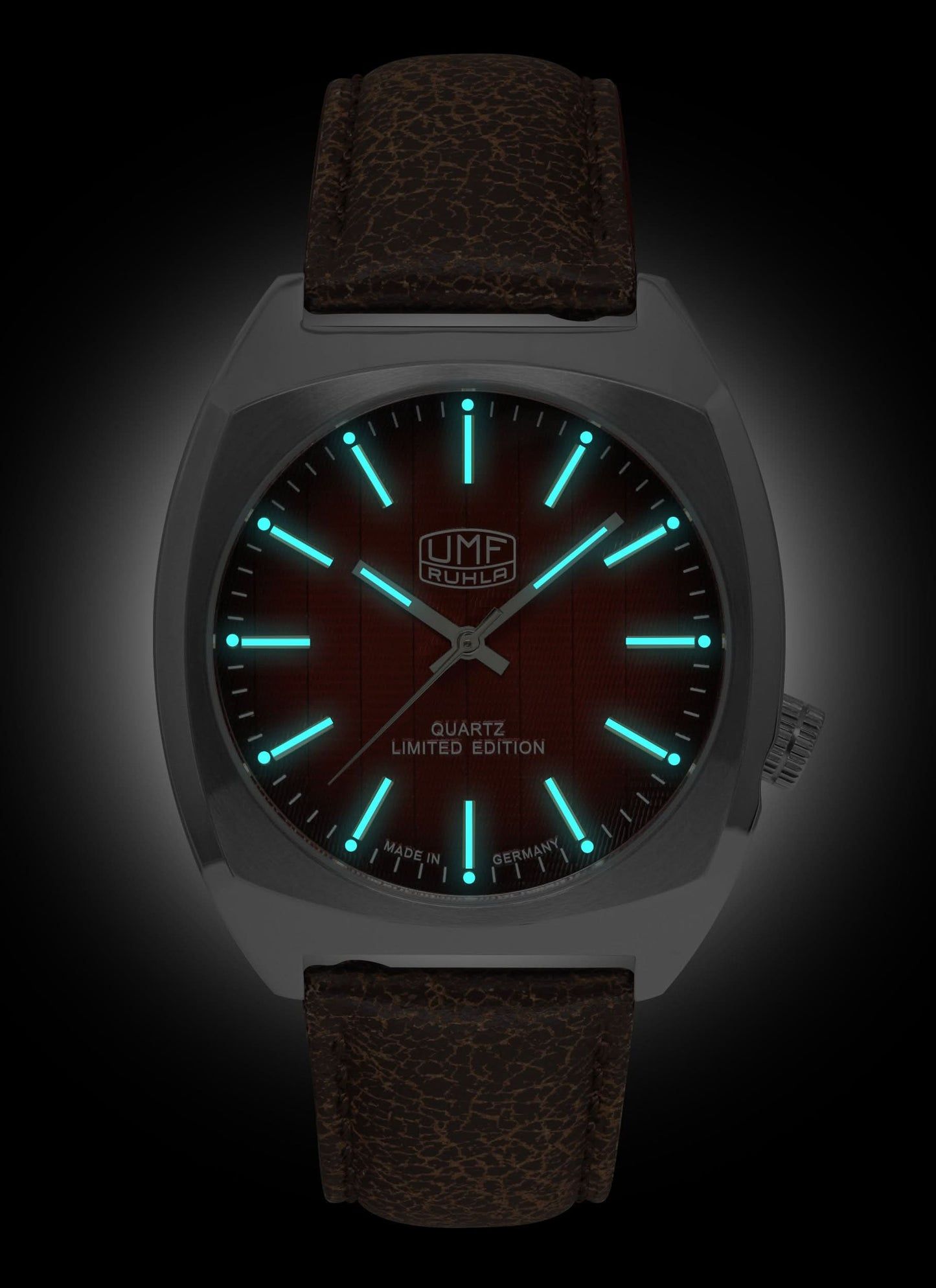 Montre homme avec bracelet en cuir marron foncé, boîtier argenté et index luminescents