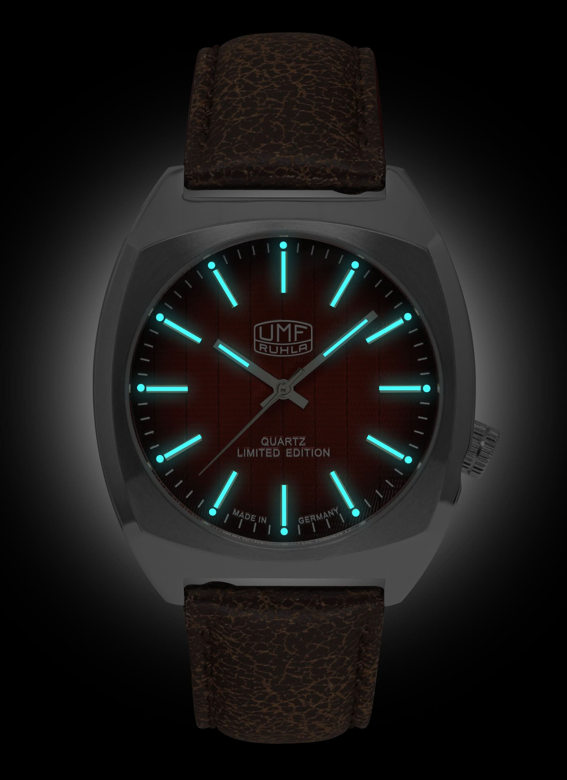 Montre homme avec bracelet en cuir marron foncé, boîtier argenté et index luminescents