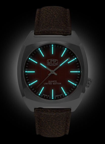 Montre homme avec bracelet en cuir marron foncé, boîtier argenté et index luminescents