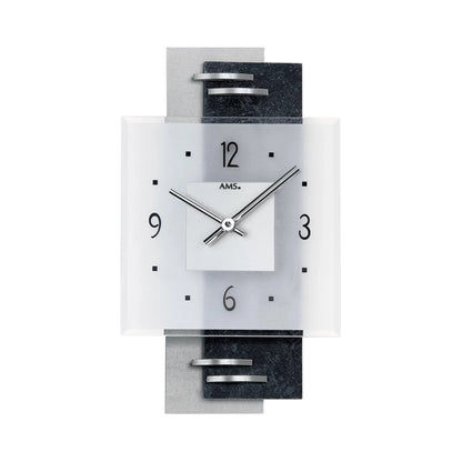 Horloge murale avec cadran blanc, chiffres noirs et aiguilles argentées, cadre en verre ardoise